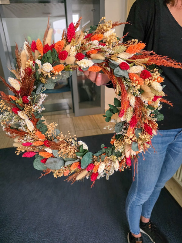 Blumenzauber für dich: Unsere Trockenblumenkranz-Workshops bei DekoPanda - DekoPanda