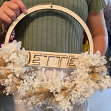 Kindergeburtstag in Hennef "Blütenparty – Namenskränzchen mit Trockenblumen" - DekoPanda