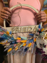 Kindergeburtstag in Hennef "Blütenparty – Namenskränzchen mit Trockenblumen" - DekoPanda