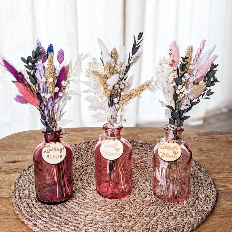 Trockenblumen mit Vase und personalisiertem Holzanhänger - DekoPanda