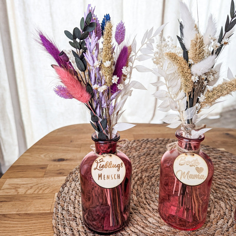 Trockenblumen mit Vase und personalisiertem Holzanhänger - DekoPanda