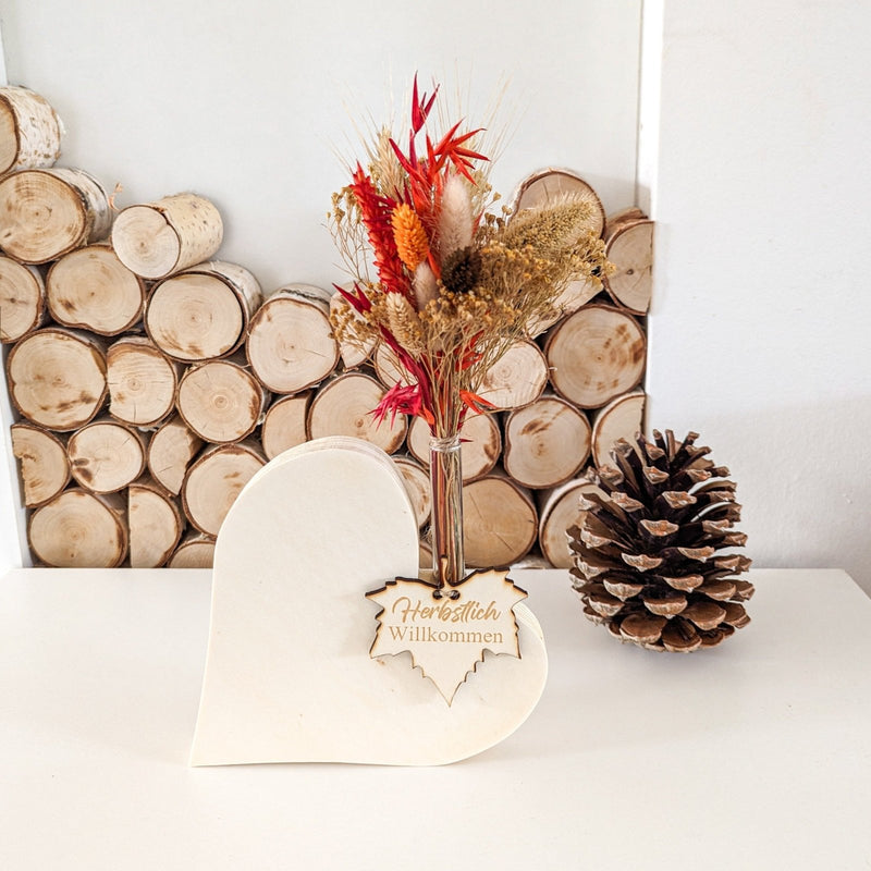 Herzvase mit Trockenblumenstrauß und Holzanhänger - DekoPanda