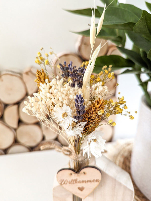 Holzhaus mit Trockenblumen und Personalisierung - DekoPanda