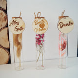 Schmales Korkenglas mit Trockenblumen und Holzanhänger - DekoPanda