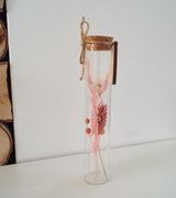 Schmales Korkenglas mit Trockenblumen und Holzanhänger - DekoPanda